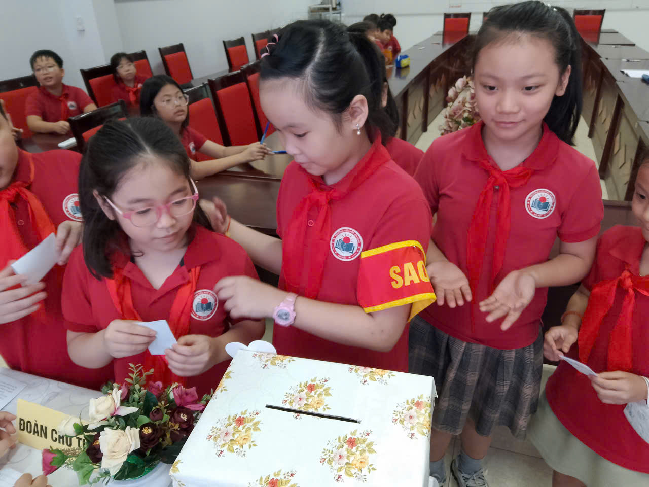 A group of girls wearing matching outfits

Description automatically generated