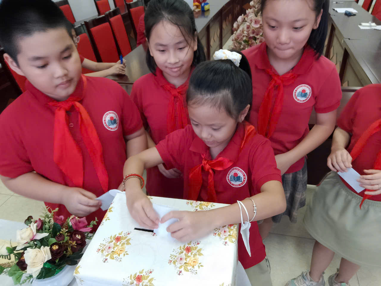 A group of children wearing matching red shirts

Description automatically generated