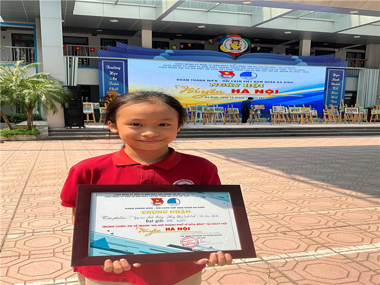 A child holding a certificate

Description automatically generated