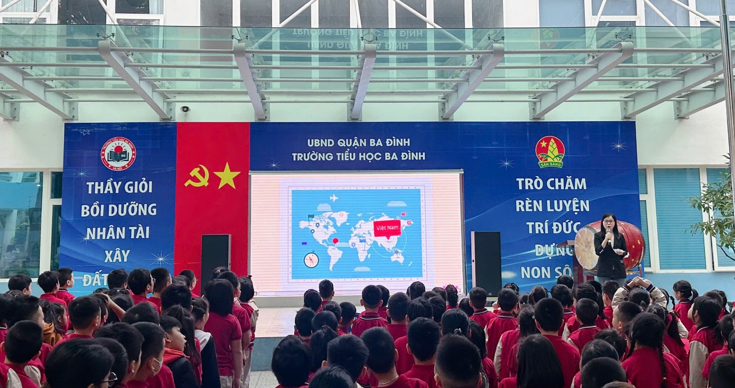 A group of people in front of a screen

Description automatically generated