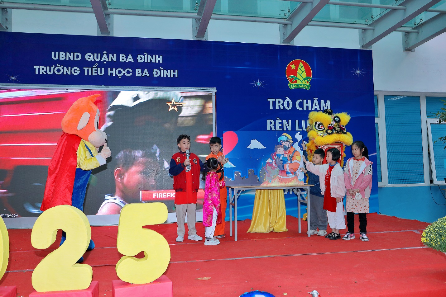 A group of children on a stage

Description automatically generated