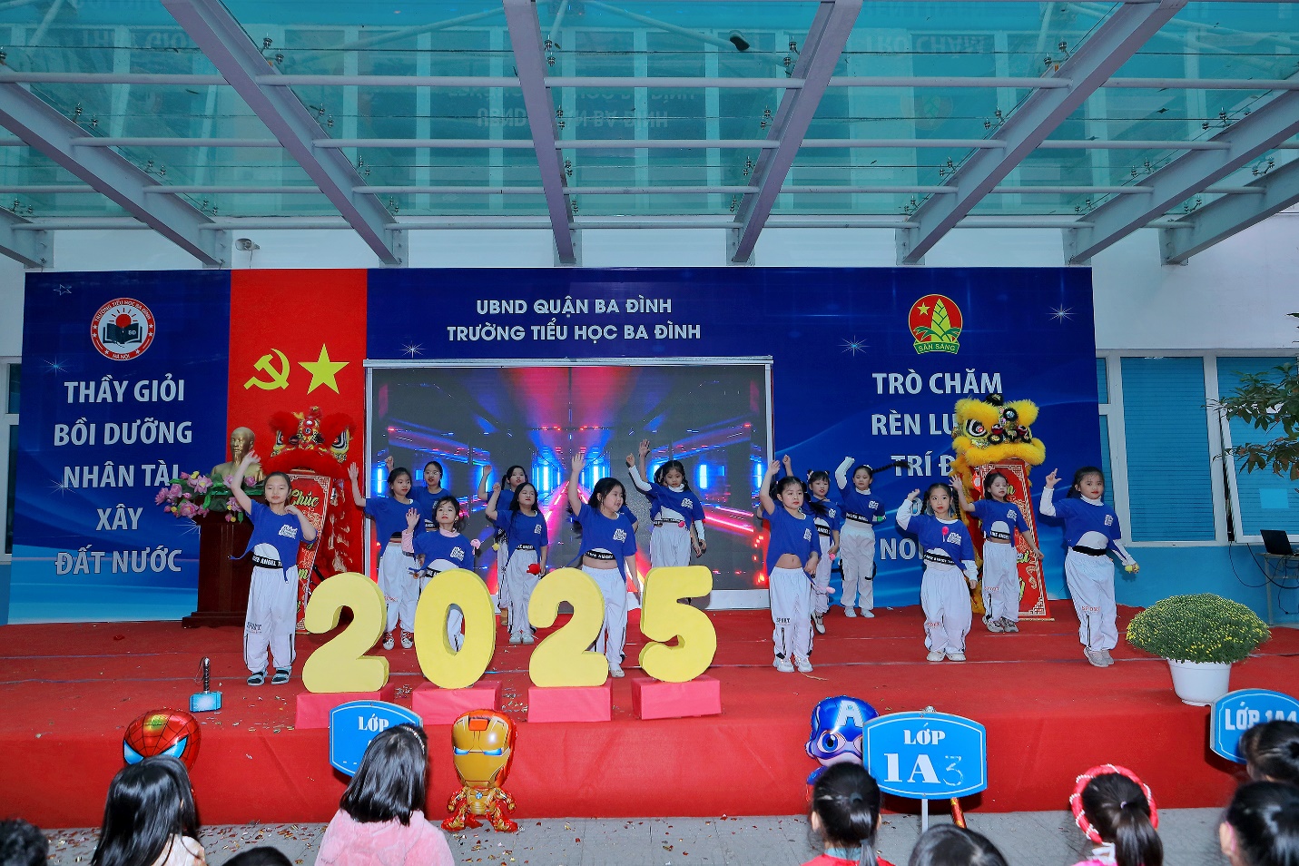 A group of children on a stage

Description automatically generated
