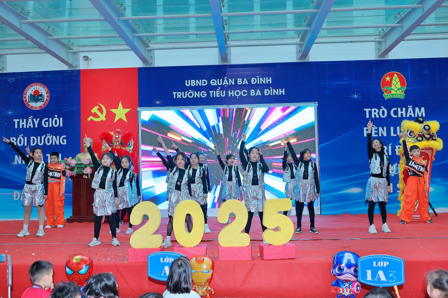 A group of people on a stage

Description automatically generated