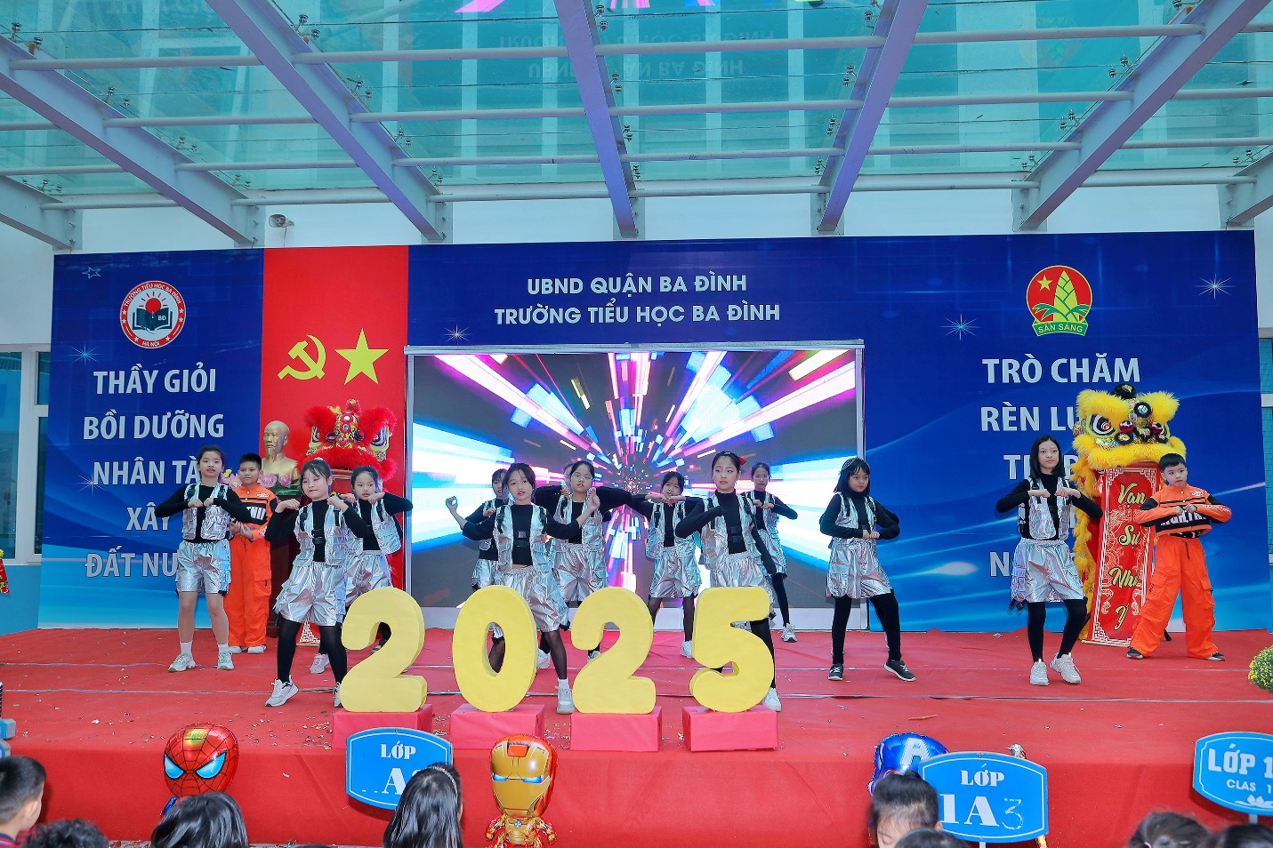 A group of people on a stage

Description automatically generated
