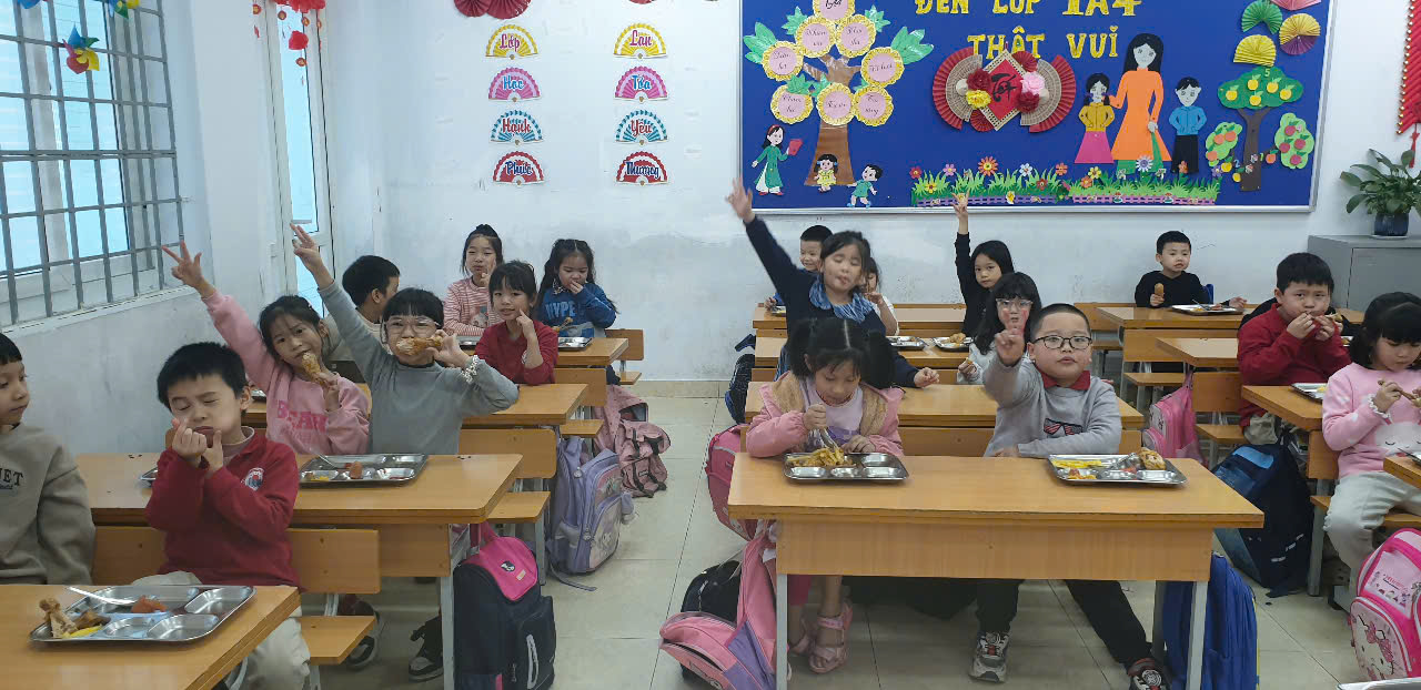 A group of children in a classroom

Description automatically generated
