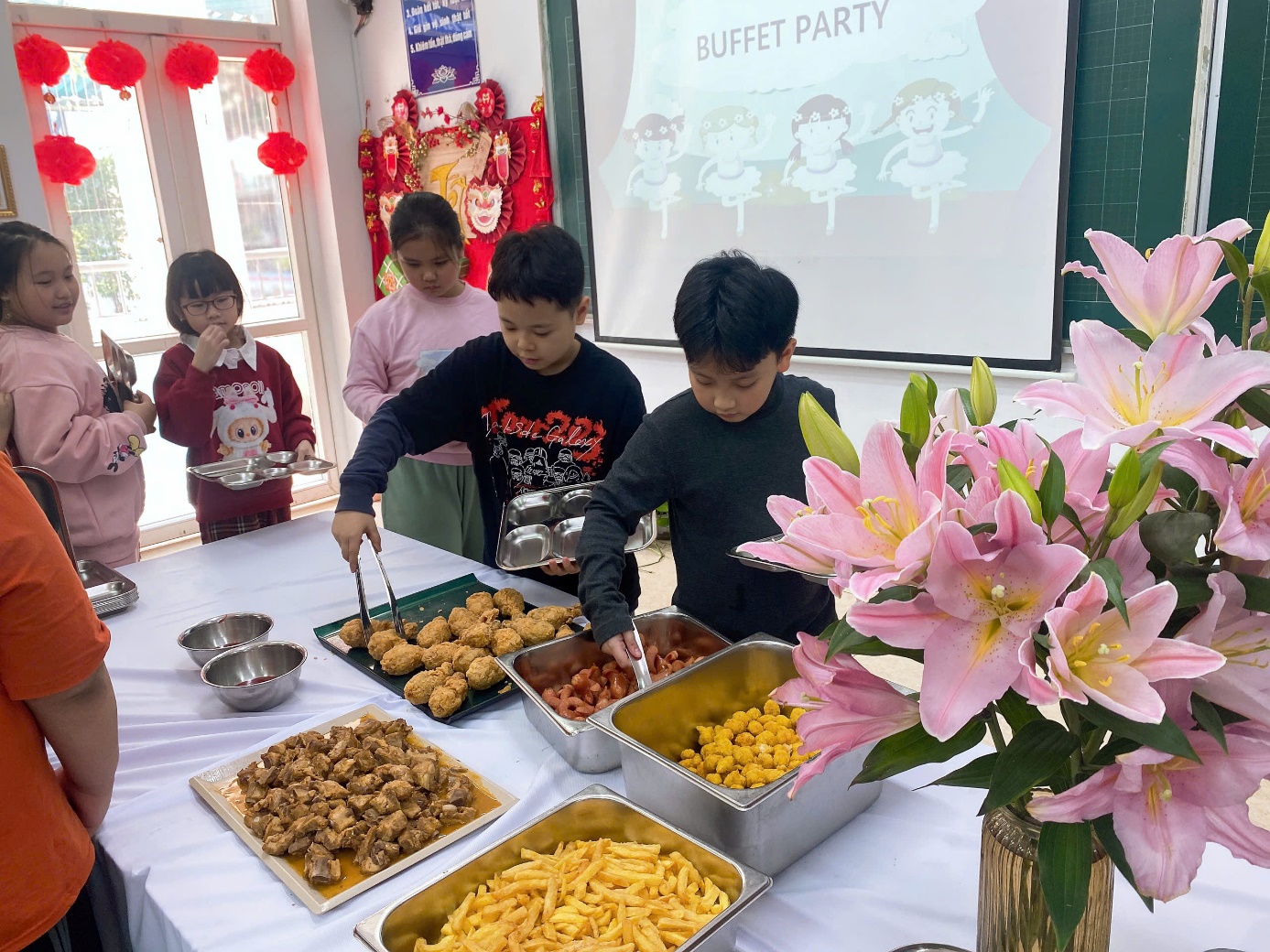 A group of kids at a buffet

Description automatically generated