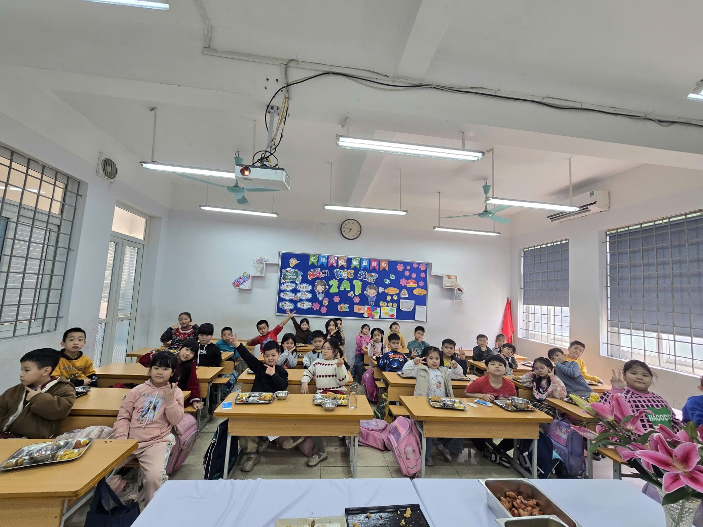 A group of people sitting at desks in a classroom

Description automatically generated