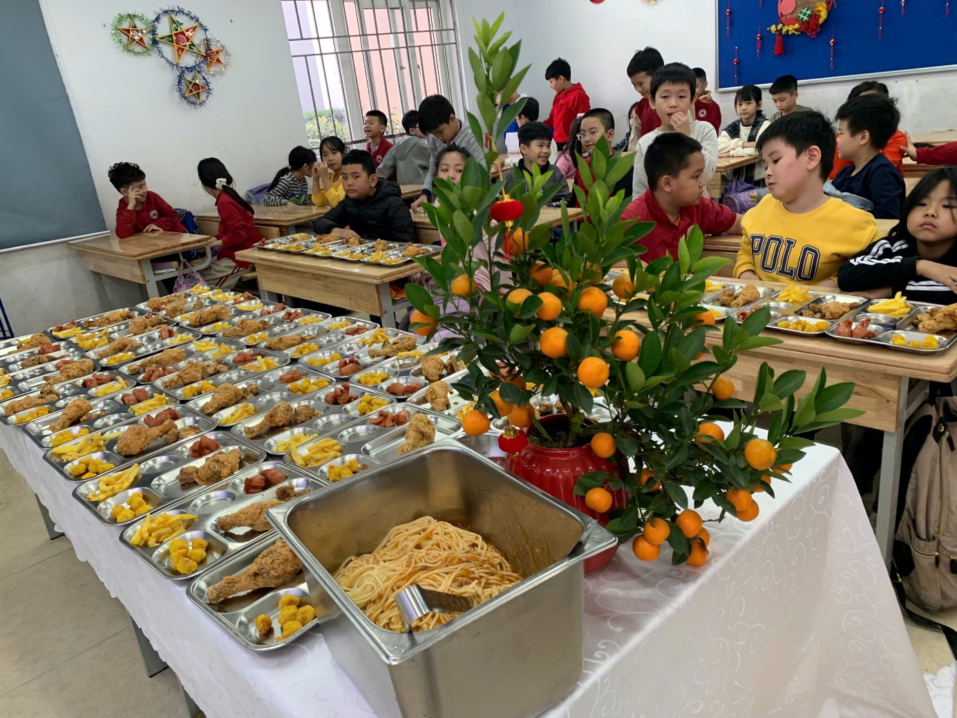 A group of kids sitting at a table with food

Description automatically generated