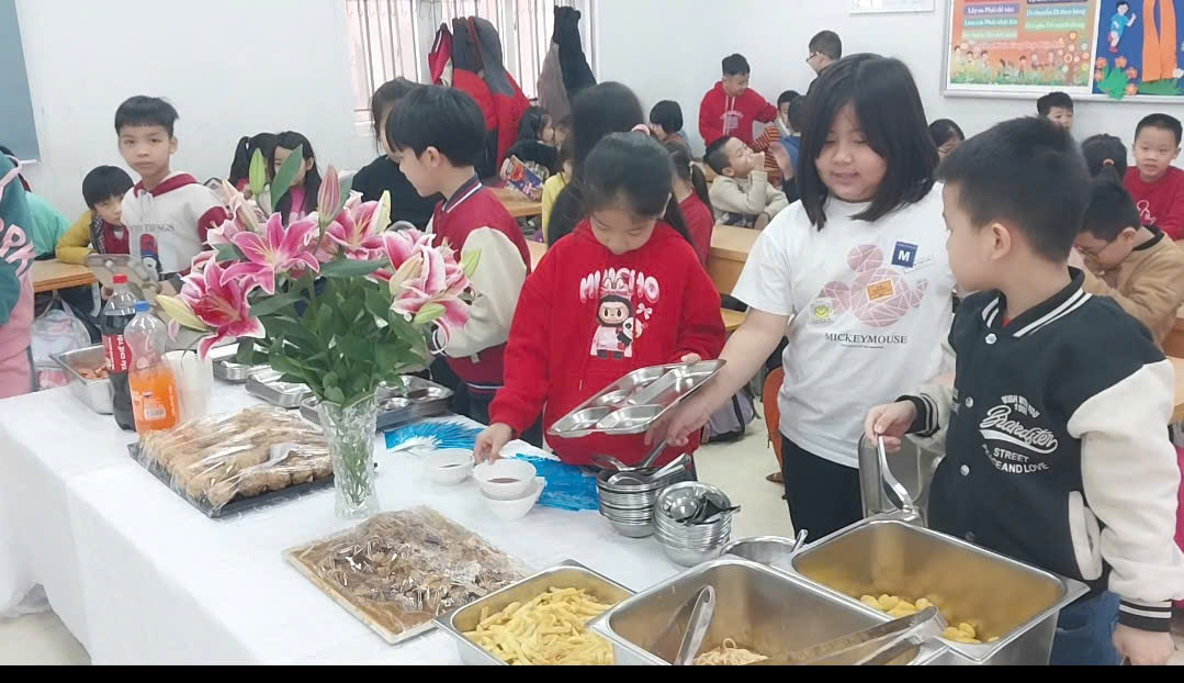 A group of people serving food

Description automatically generated