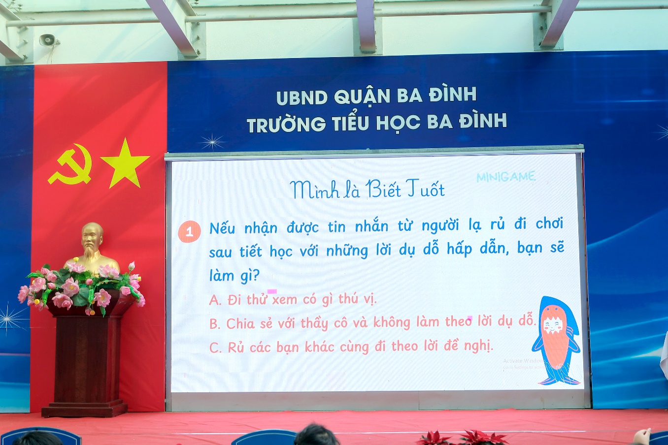 A large screen with a flag and a person standing on it

Description automatically generated with medium confidence