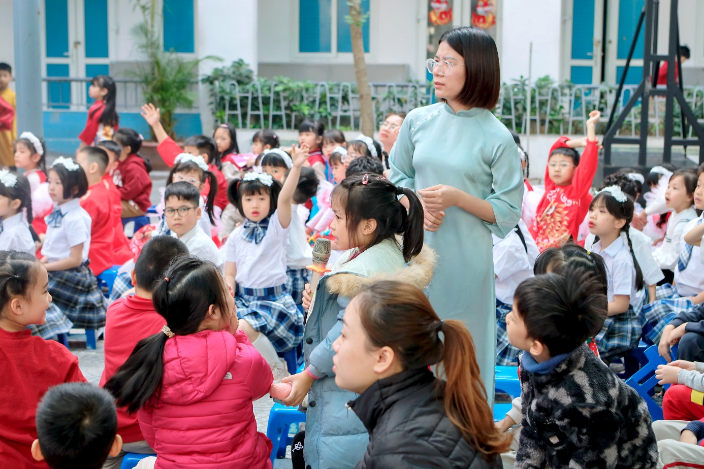 A group of children in a classroom

Description automatically generated