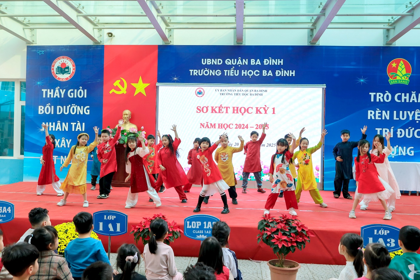 A group of children on a stage

Description automatically generated
