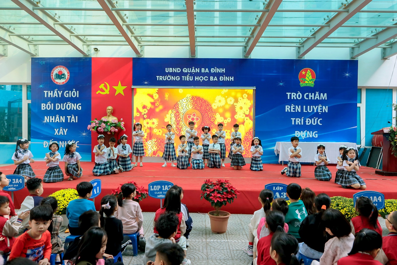 A group of children on a stage

Description automatically generated
