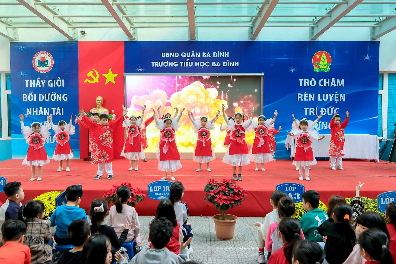 A group of children on a stage

Description automatically generated
