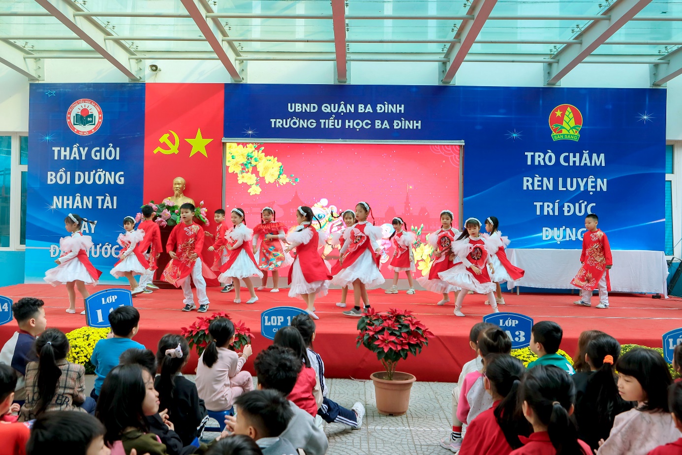 A group of children performing on a stage

Description automatically generated