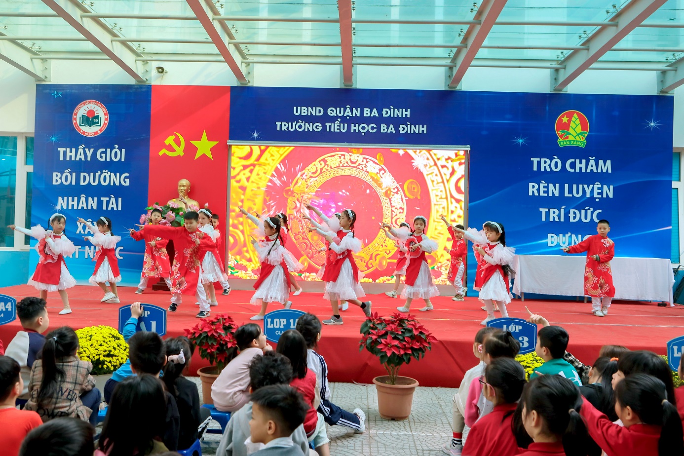 A group of children on a stage

Description automatically generated
