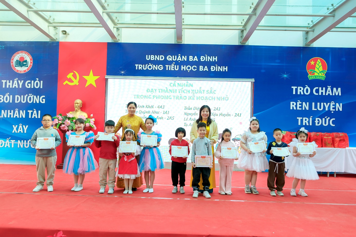 A group of children on a stage

Description automatically generated