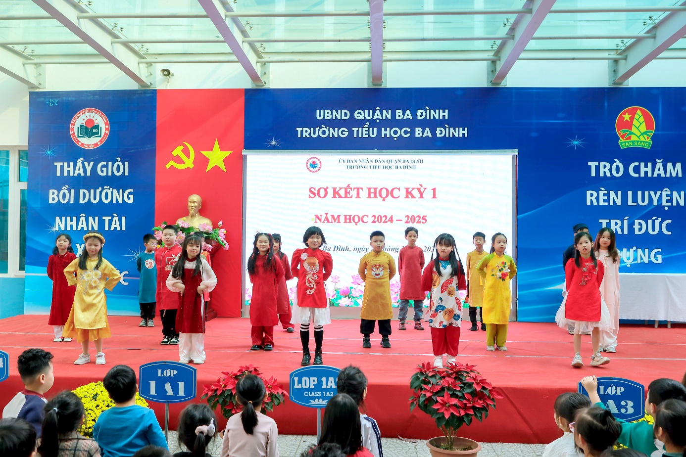 A group of children on a stage

Description automatically generated