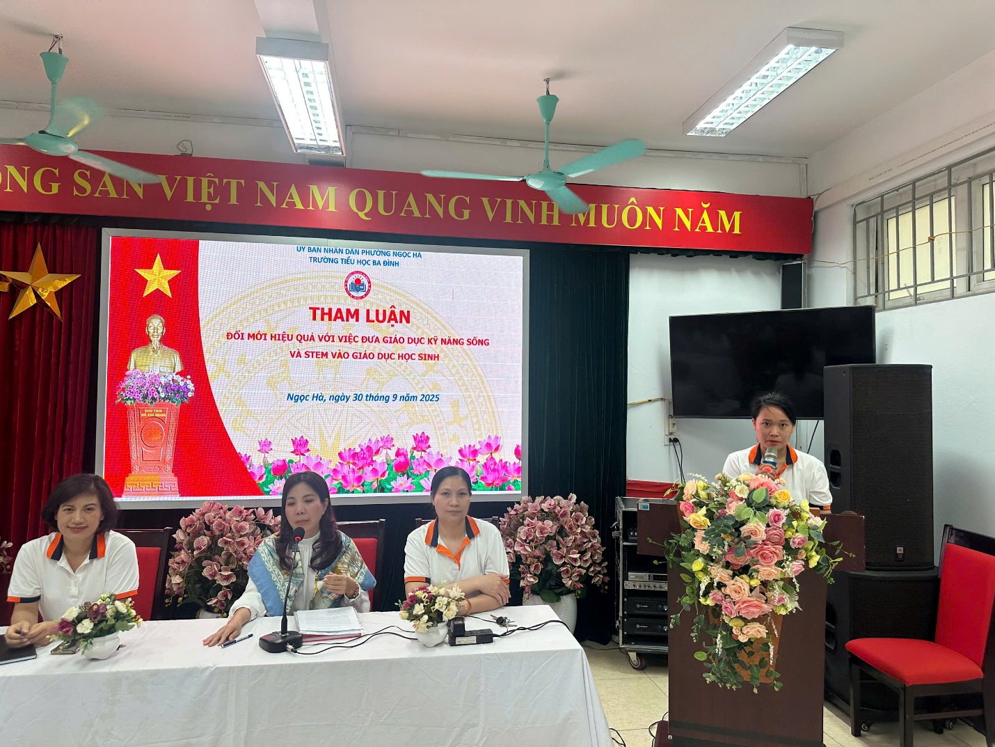 A group of people sitting at a table

AI-generated content may be incorrect.