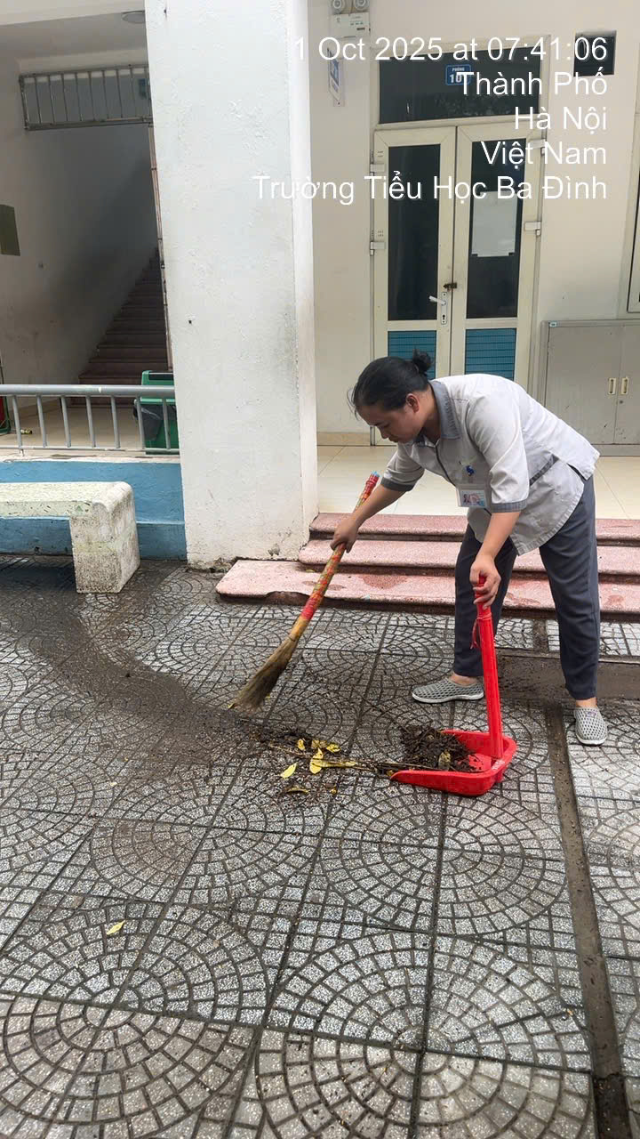 A person sweeping the ground

AI-generated content may be incorrect.