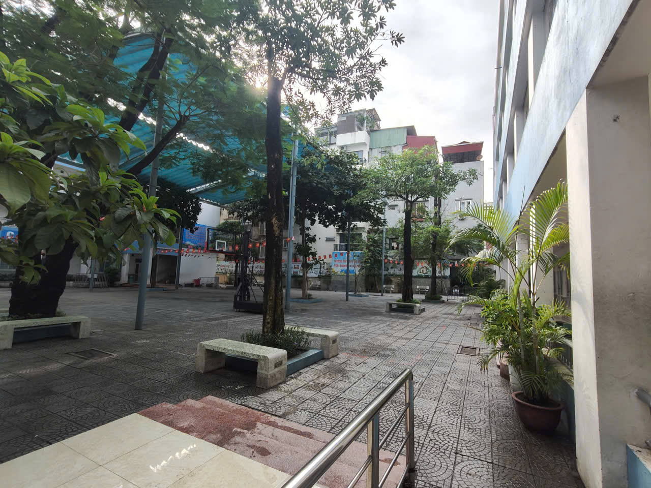 A courtyard with trees and plants

AI-generated content may be incorrect.