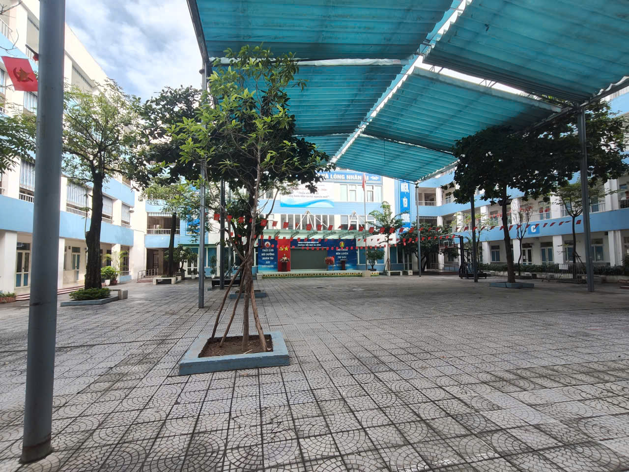 A courtyard with trees and a building

AI-generated content may be incorrect.