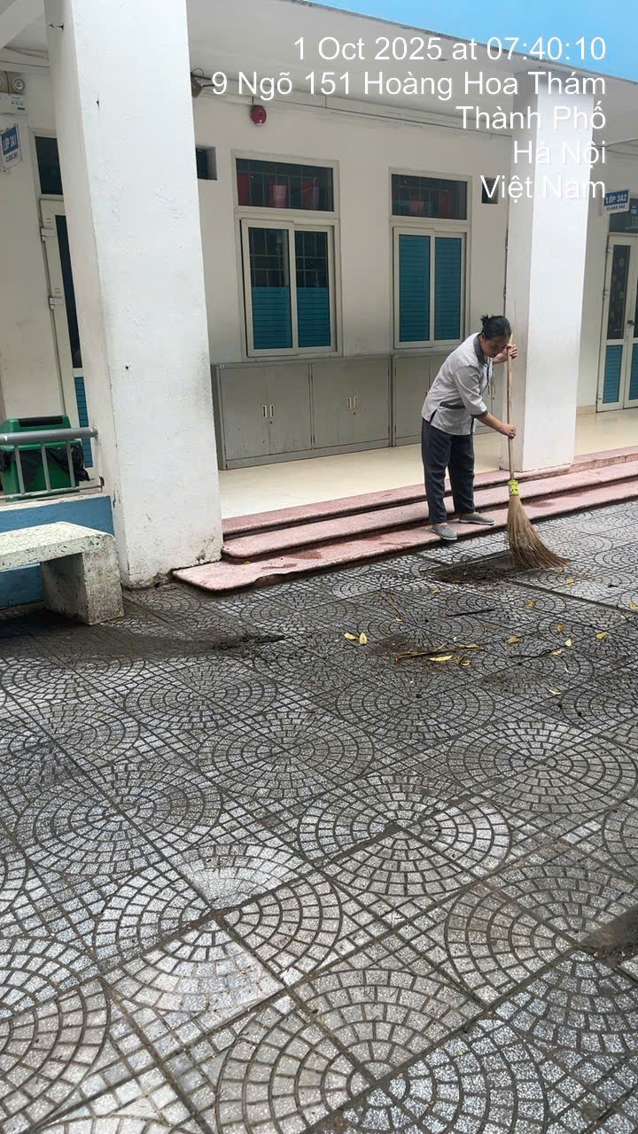 A person sweeping the ground

AI-generated content may be incorrect.