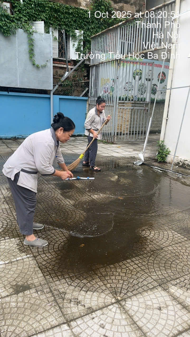 A couple of women cleaning a pool of water

AI-generated content may be incorrect.