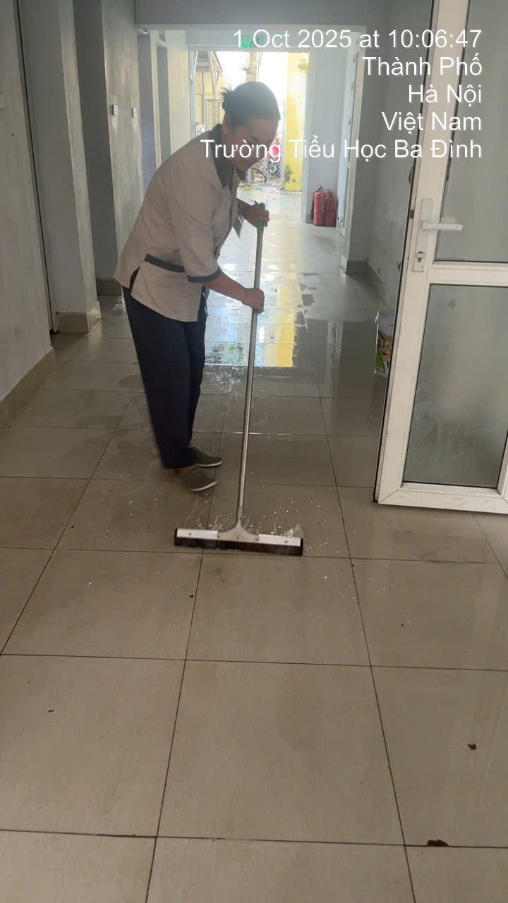 A person cleaning the floor

AI-generated content may be incorrect.