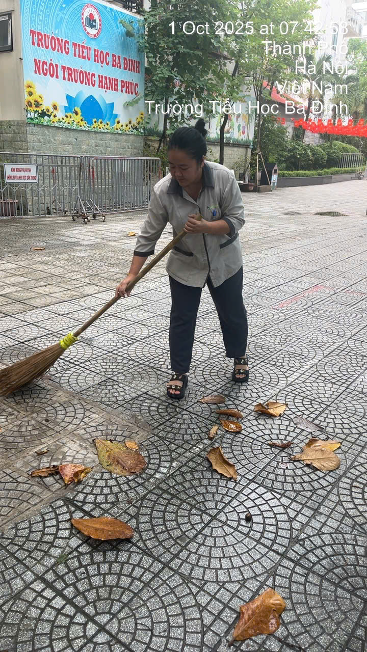 A person sweeping leaves on a sidewalk

AI-generated content may be incorrect.