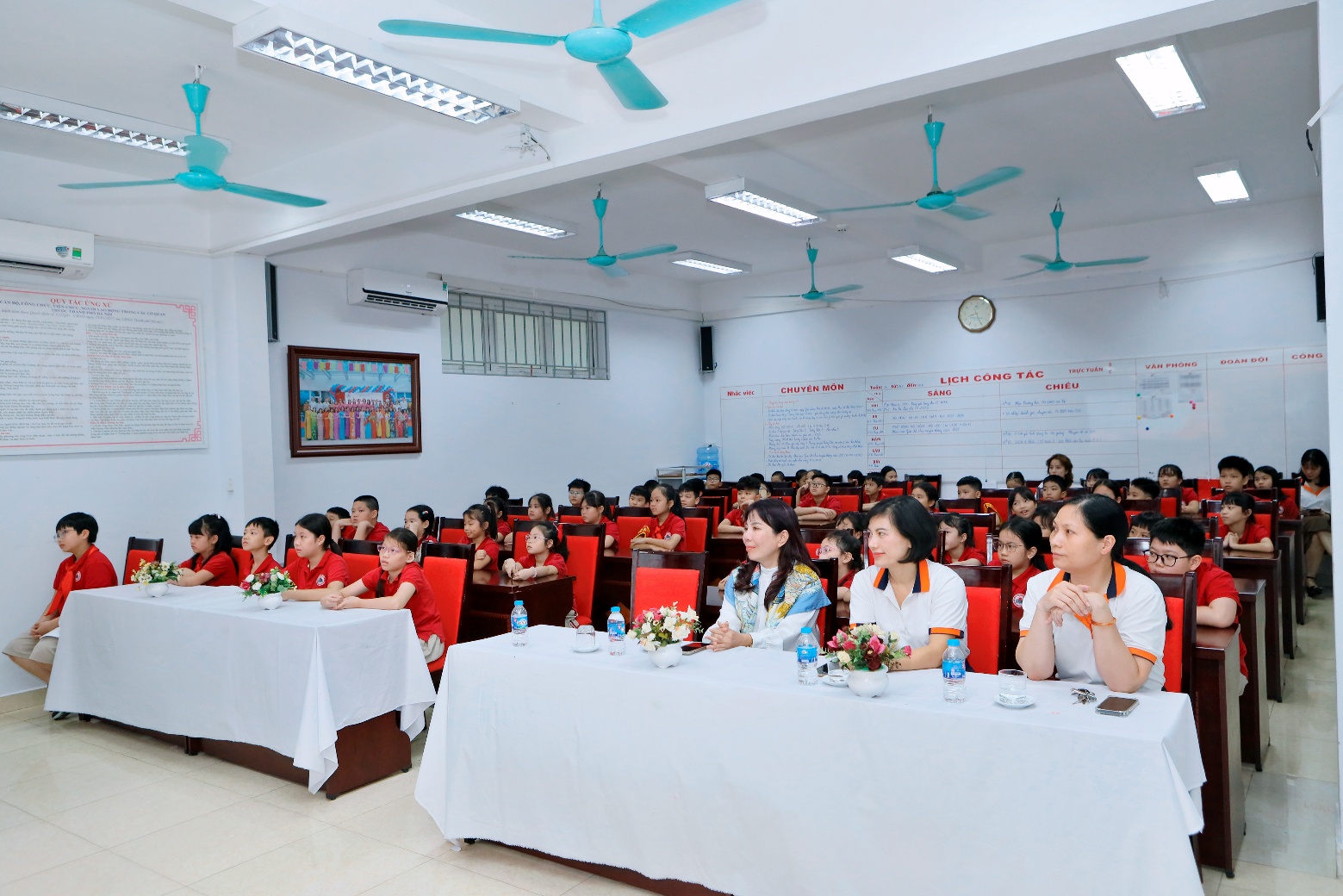 A group of people sitting at tables in a room

AI-generated content may be incorrect.