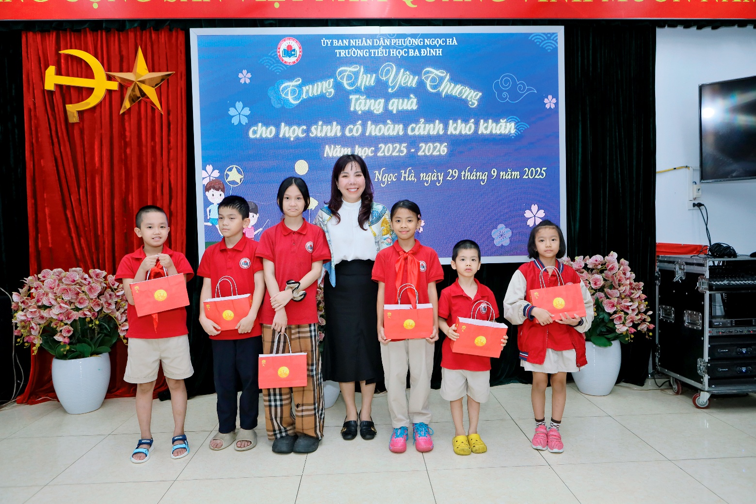 A group of children holding red bags

AI-generated content may be incorrect.