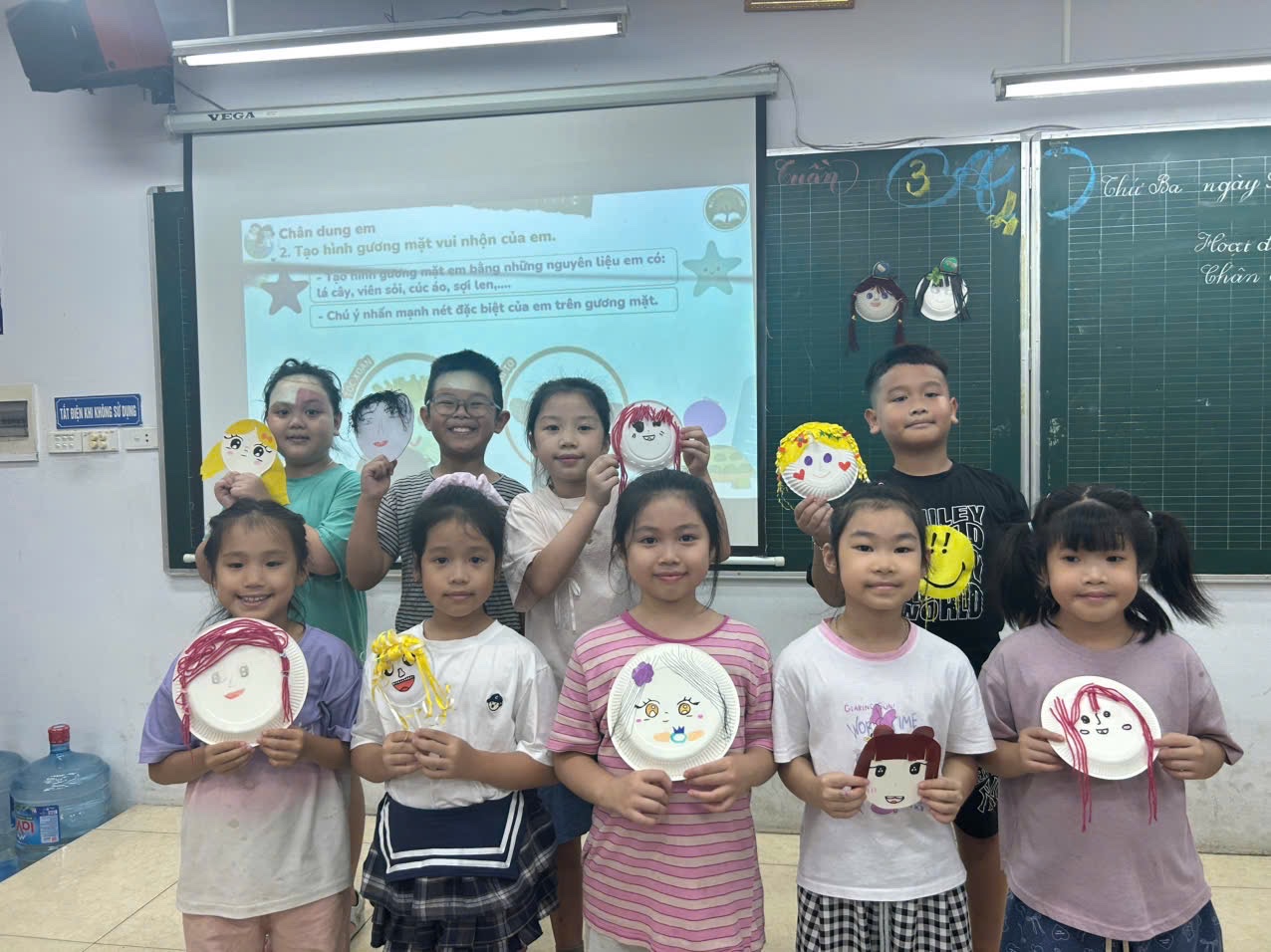 A group of children holding plates in front of a screen

AI-generated content may be incorrect.