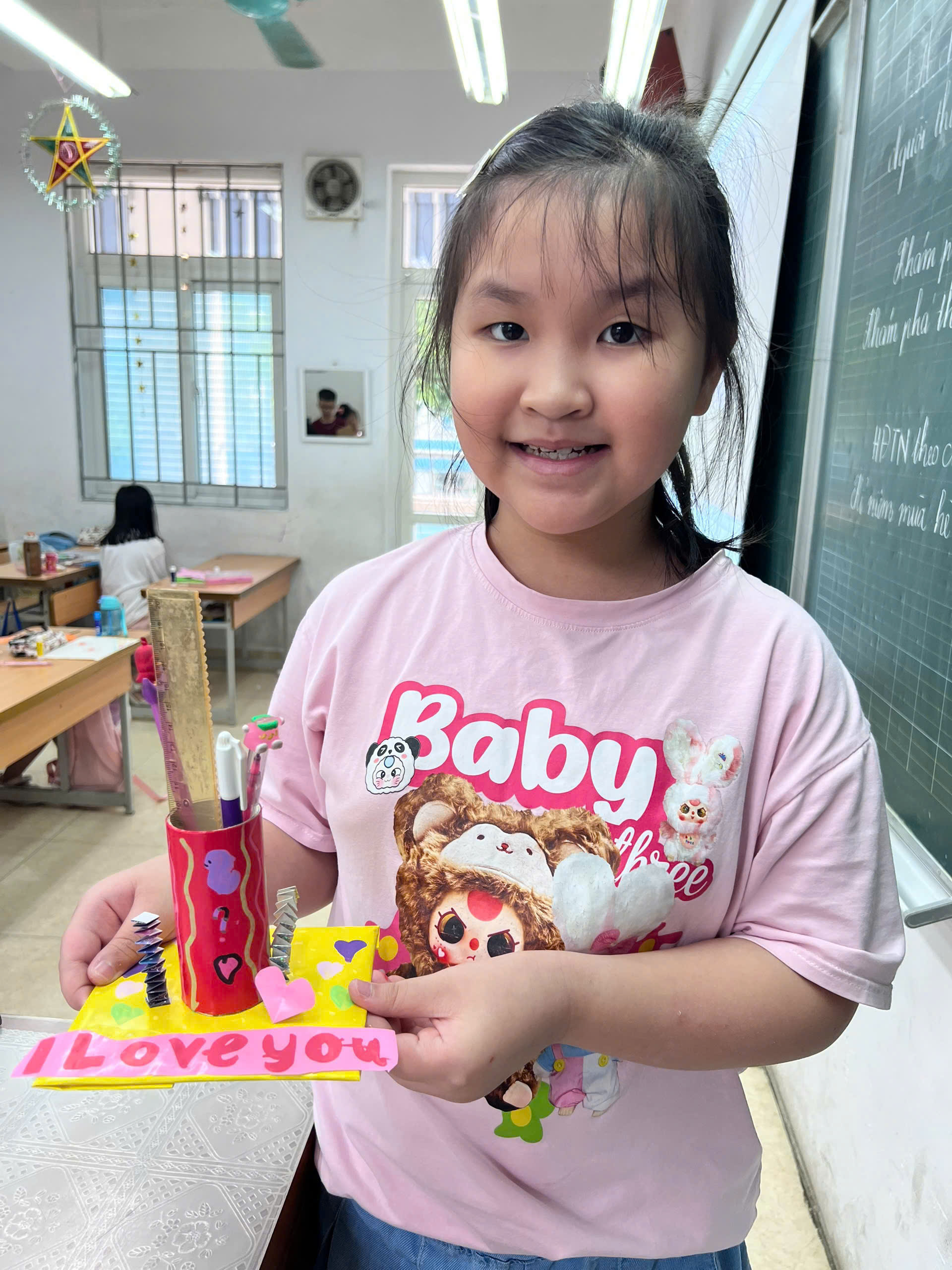 A child holding a box of pencils

AI-generated content may be incorrect.