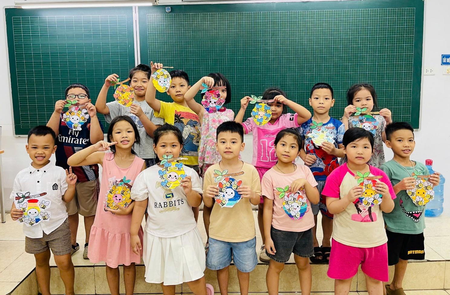 A group of children holding up paper pieces

AI-generated content may be incorrect.