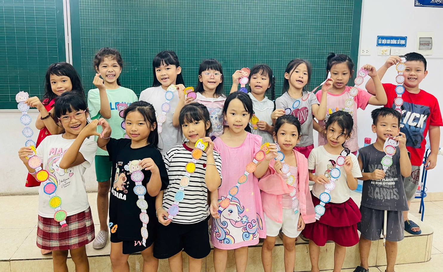 A group of children posing for a photo

AI-generated content may be incorrect.