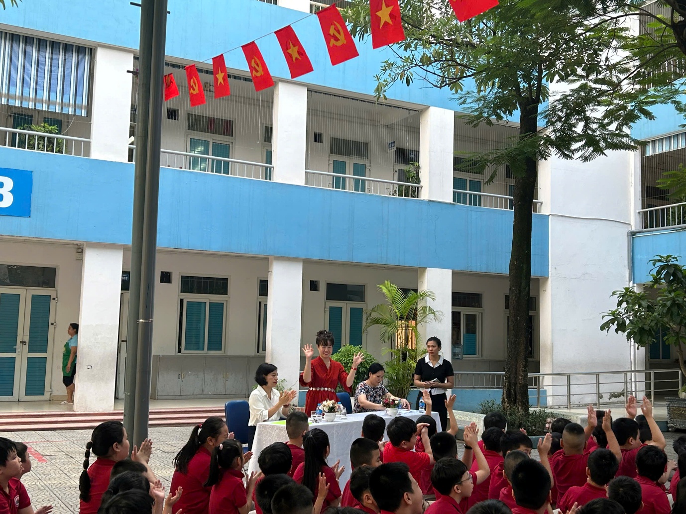 A group of people in front of a building

AI-generated content may be incorrect.