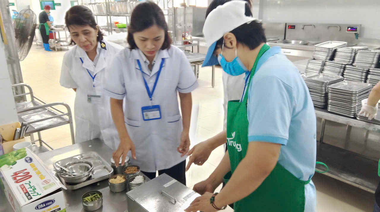 A group of people in a kitchen

AI-generated content may be incorrect.