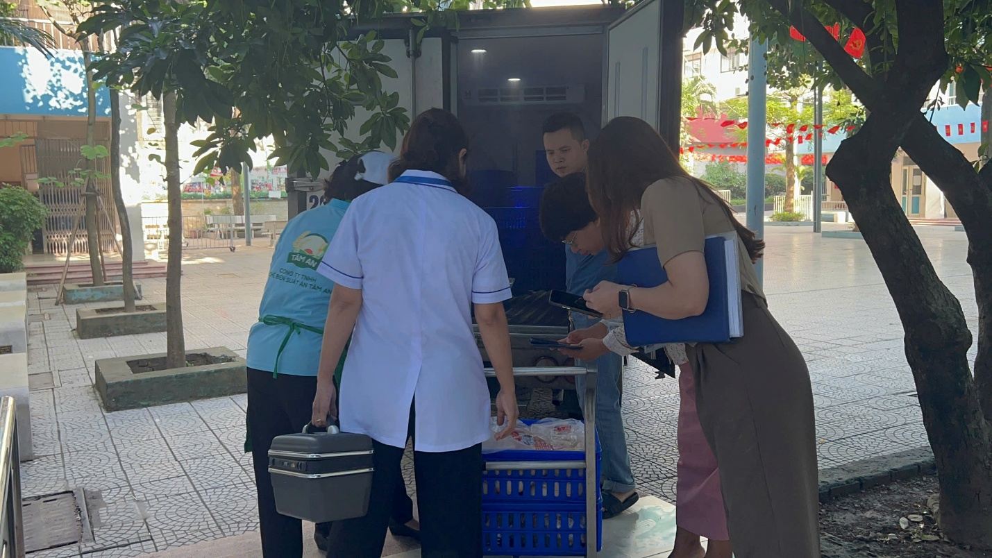 A group of people standing outside a van

AI-generated content may be incorrect.