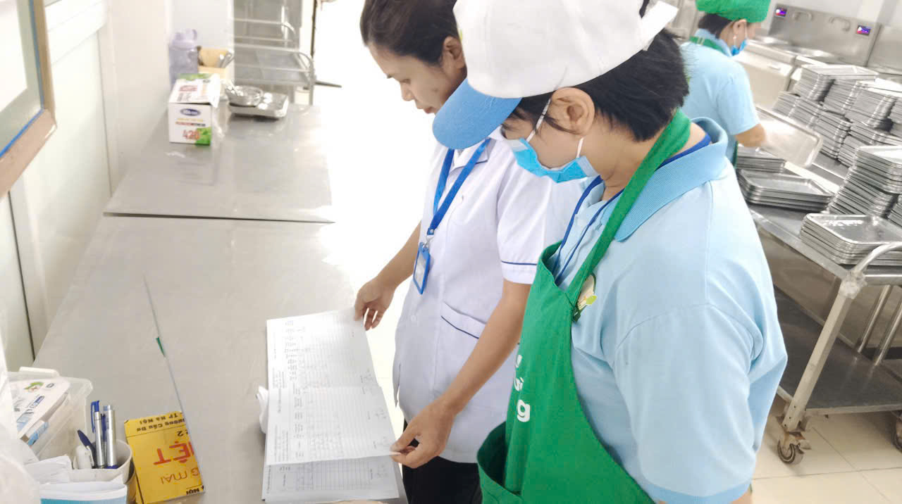 A group of people looking at papers

AI-generated content may be incorrect.