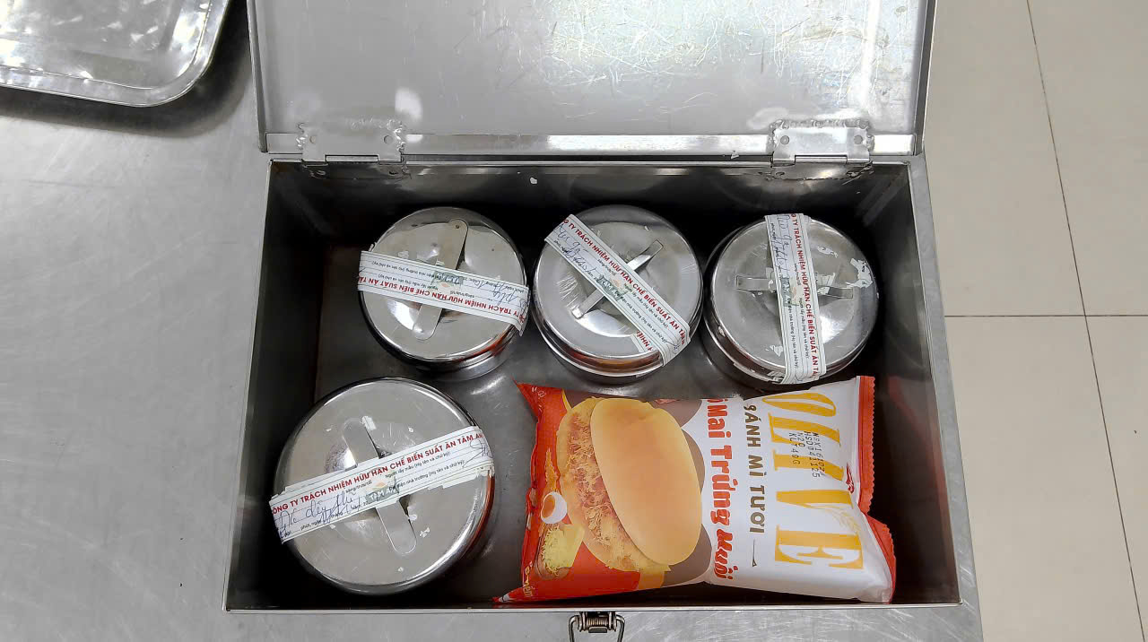 A metal container with food in it

AI-generated content may be incorrect.