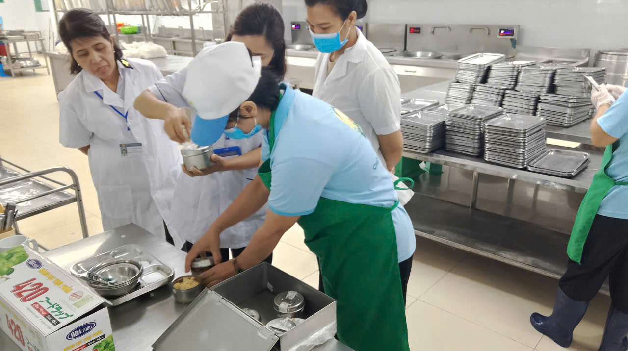 A group of people in a kitchen

AI-generated content may be incorrect.