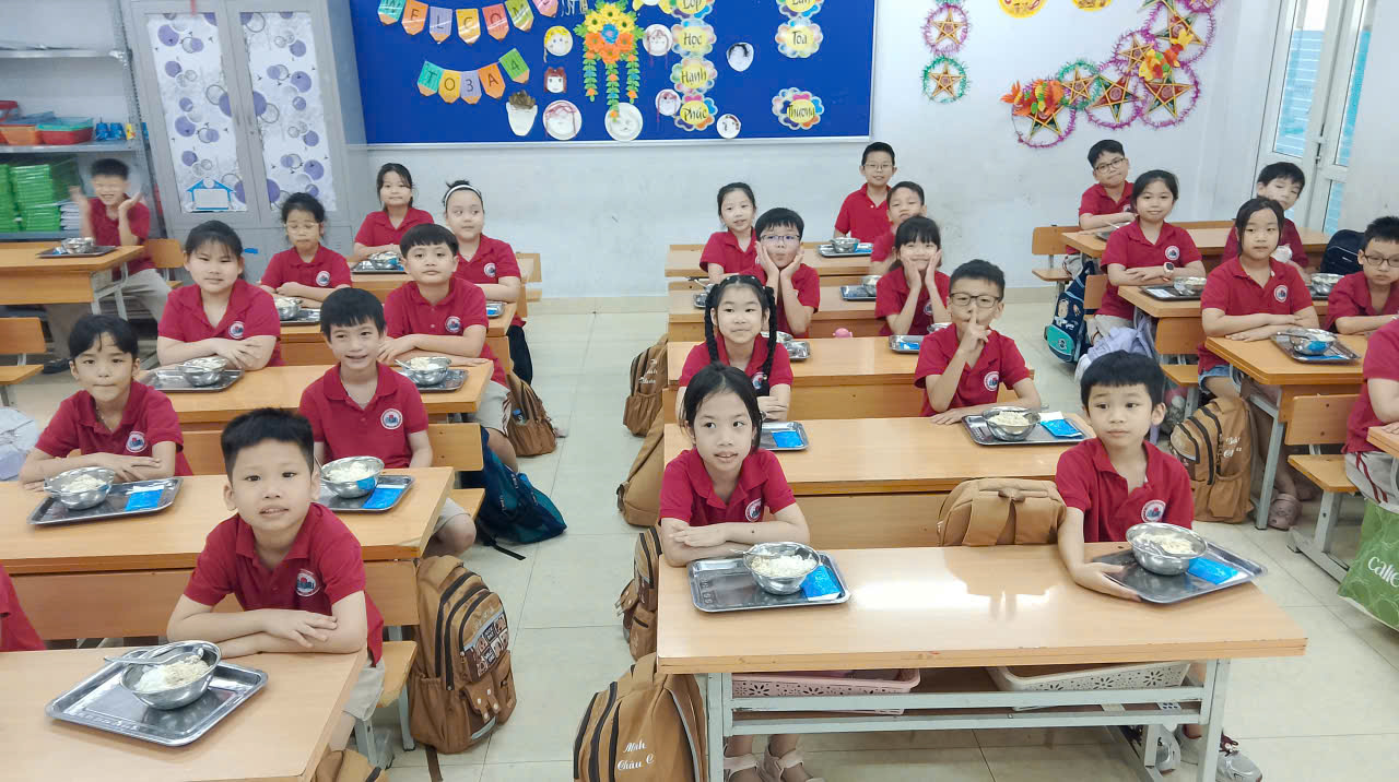 A group of children in a classroom

AI-generated content may be incorrect.