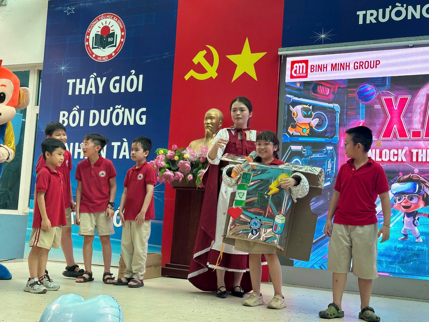 A group of children standing next to a person holding a box

AI-generated content may be incorrect.