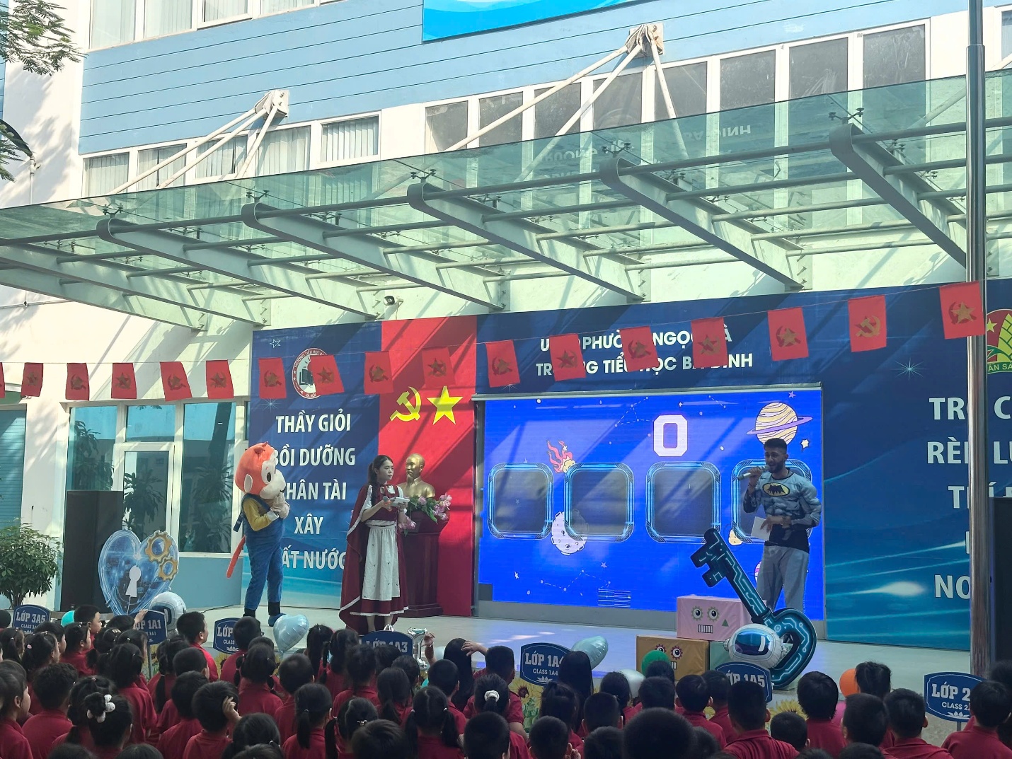 A group of people on a stage

AI-generated content may be incorrect.