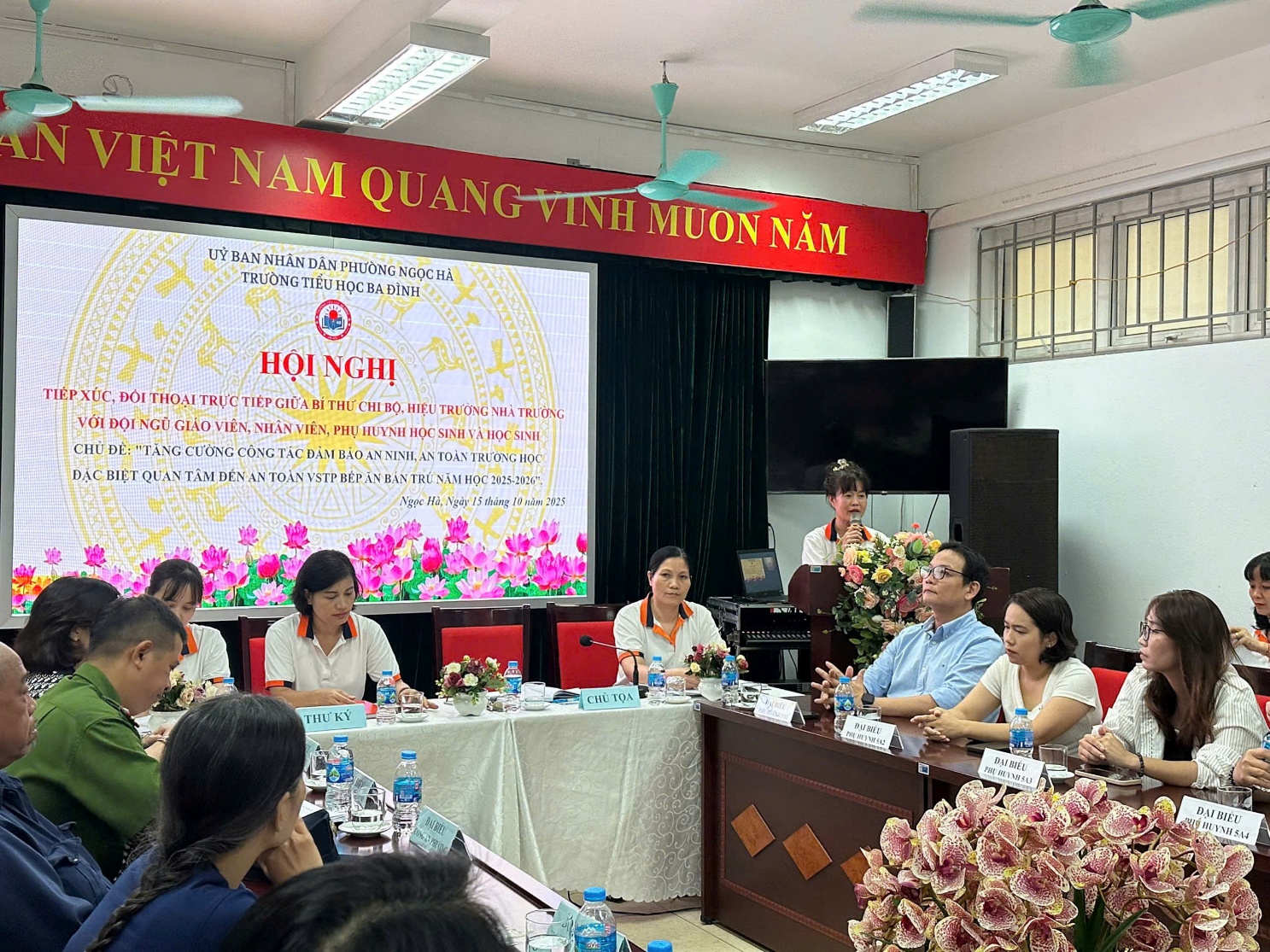 A group of people sitting at a table

AI-generated content may be incorrect.