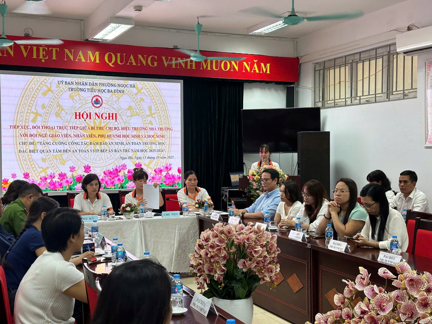 A group of people sitting at tables in a room

AI-generated content may be incorrect.