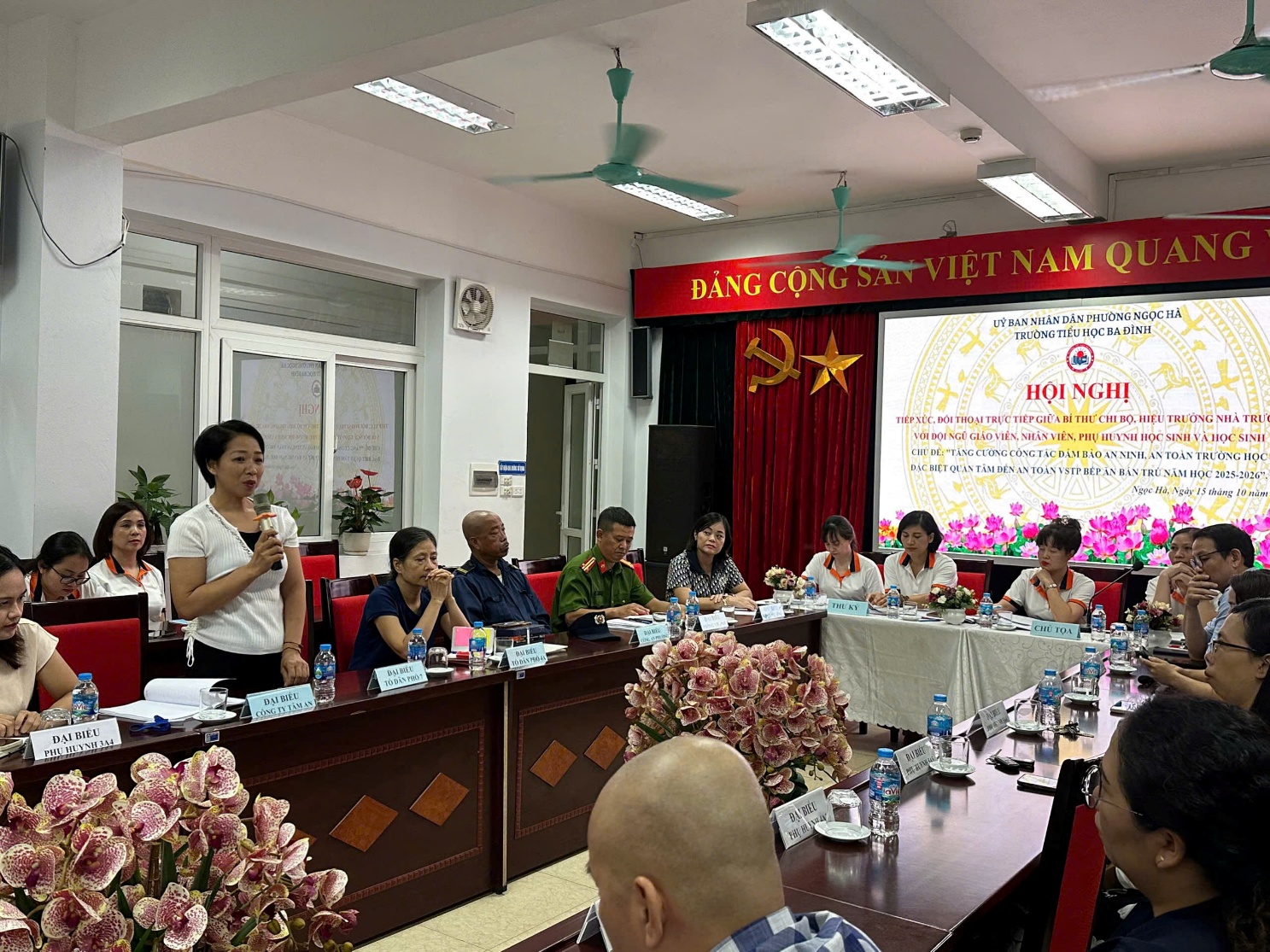 A group of people sitting at a table

AI-generated content may be incorrect.