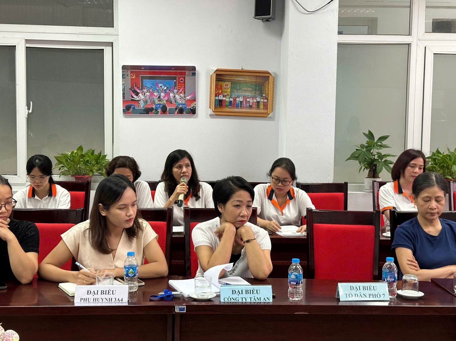 A group of people sitting at a table

AI-generated content may be incorrect.