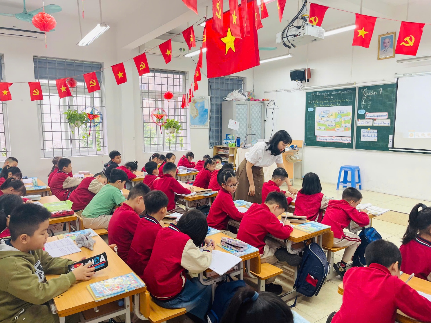 A group of children in a classroom

AI-generated content may be incorrect.